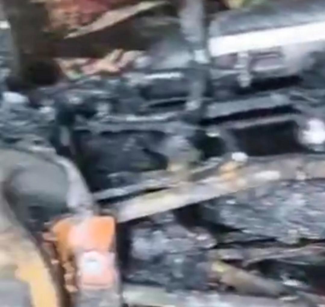 घर में खड़ी-बाइक में अचानक धमाके के साथ लगी आगः चारपाई पर सो रहे दो मासूम बाल-बाल बचे, मशक्कत के बाद ग्रामीणों ने आग बुझाई