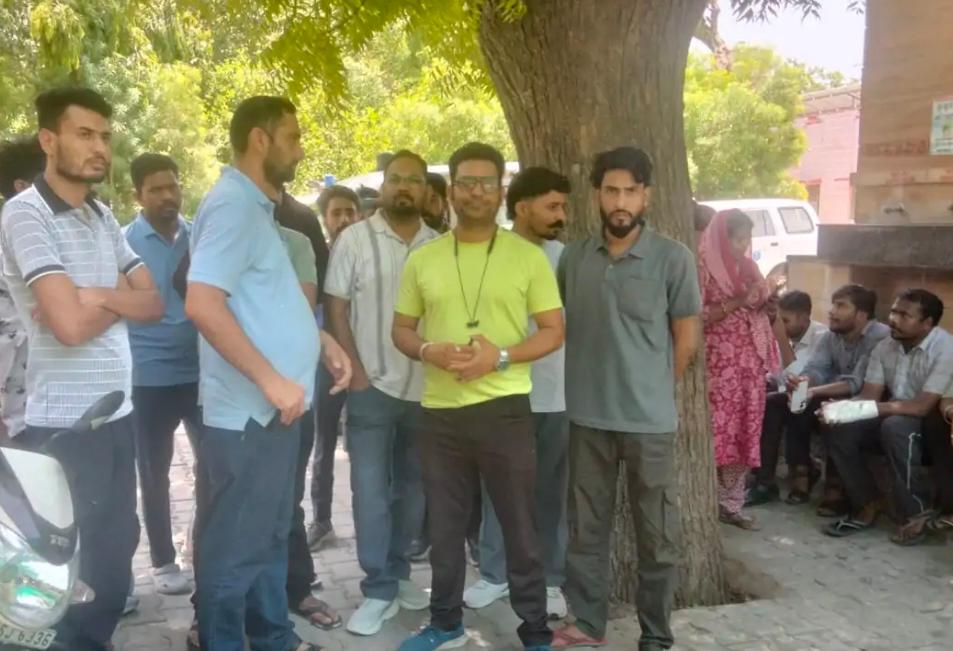 अस्पताल से 85 संविदाकर्मी बिना नोटिस हटाए