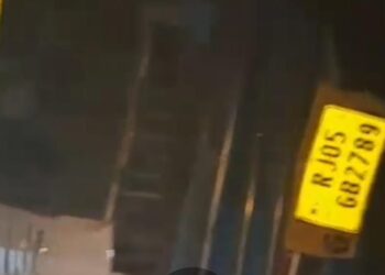 स्वरूपगंज टोल प्लाजा पर खड़े ट्रक में घुसीं दो ट्रेलर गाड़ियां*