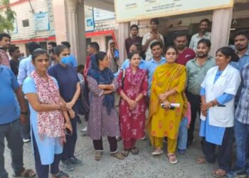 नर्सिंगकर्मी बोले- बच्चे कैसे पालेंगे, हम तो बेरोजगार हो गएः सविंदा पर लगे 35 नर्सिंगकर्मियों को निकाला
