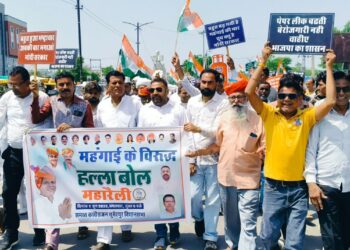 सुमेरपुर-नीट पेपर लीक, बढ़ती महंगाई और क्षेत्रीय समस्याओं को लेकर कांग्रेस ने निकाली हल्ला बोल रैली, शिक्षा मंत्री का पुतला फूंका