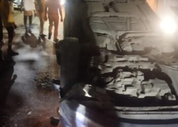 आबूरोड/मानपुर में चलती कार पलटी: वीर बावजी मंदिर के पास हुआ हादसा, कुछ देर लगा रहा जाम