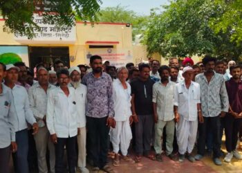 पिंडवाड़ा-साधु की कुटिया में आगः गोचर भूमि अतिक्रमण के आरोप पर ग्रामीण SDM कार्यालय पहुंचे