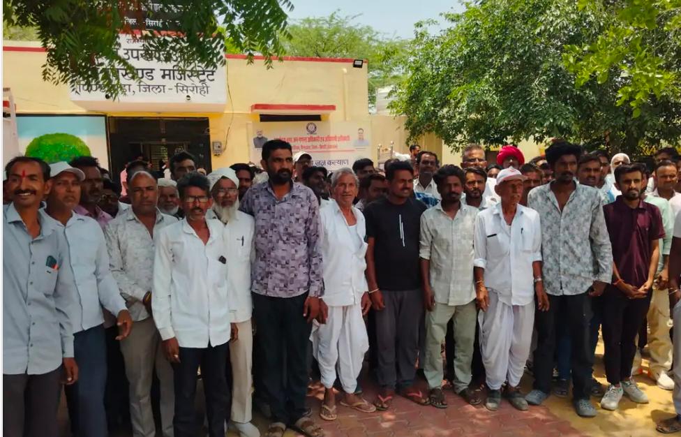 पिंडवाड़ा-साधु की कुटिया में आगः गोचर भूमि अतिक्रमण के आरोप पर ग्रामीण SDM कार्यालय पहुंचे