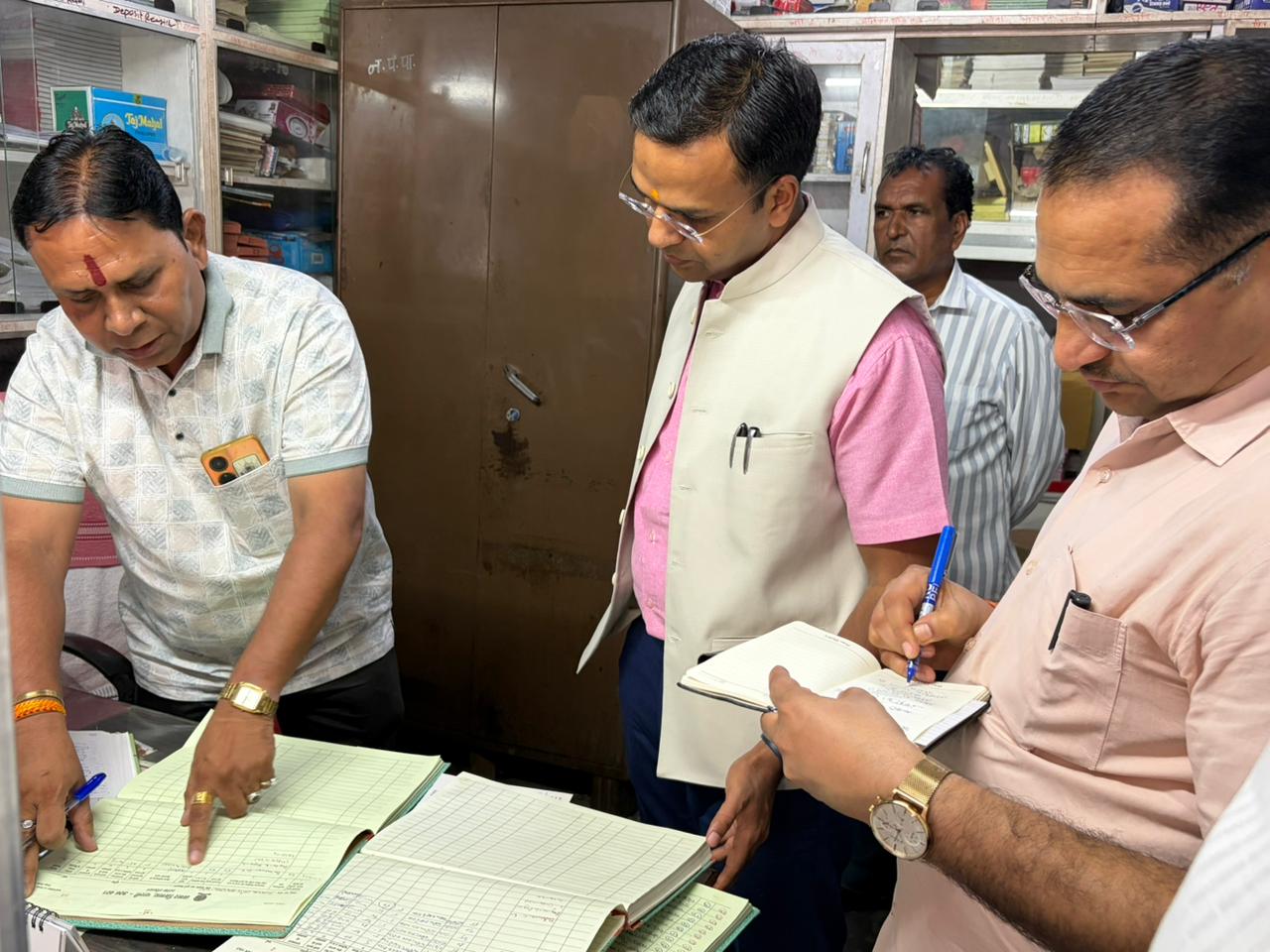 पाली जिला कलक्टर डॉ रविन्द्र गोस्वामी ने निगम का किया औचक निरीक्षण व मौके पर अधिकारियों को दिए निर्देश