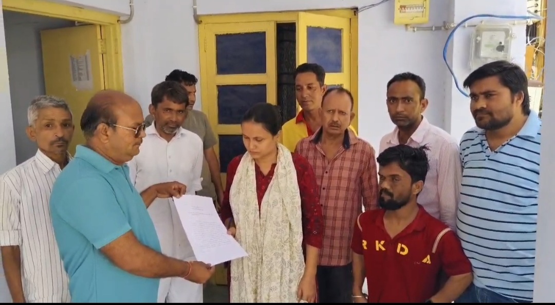 तखतगढ़ नगर में लो वोल्टेज से परेशान खेड़ावास के वार्डवासियों ने सौंपा ज्ञापन,कनिष्ठ अभियंता ने 7 दिन में सुधार का दिया आश्वासन