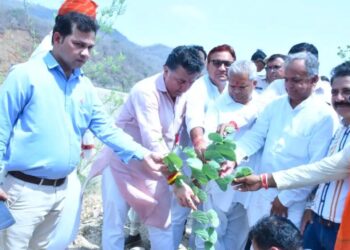 प्रभारी मंत्री ने बत्तीसा बांध पर जल पूजन कियाः पौधरोपण कर पर्यावरण संरक्षण का संदेश दिया