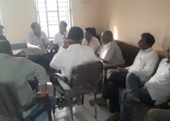 सांडेराव में खराब बिजली तंत्र ने बिगाड़ा पेयजल सप्लाई का खेल,जनप्रतिनिधियों व नगरवासीयो ने पीएचडी कार्यालय पहुंच सहायक अभियंता से समाधान की उठाई मांग