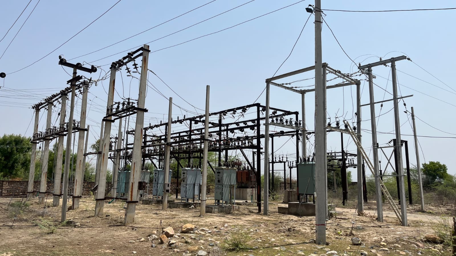 तखतगढ-चकी गली में वोल्टेज की भारी कमी का निकला हल,जनप्रतिनिधियों द्वारा कैबिनेट मंत्री की शिकायत के बाद प्रयास लाए रंग