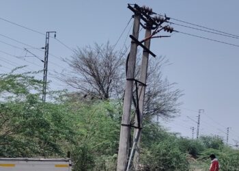 नाना रेलवे की अंडरग्राउंड केबल का जॉइंट बदलने के दौरान आधा दर्जन गांवों की बिजली रही बंद, गर्मी में परेशान हुए ग्रामीण