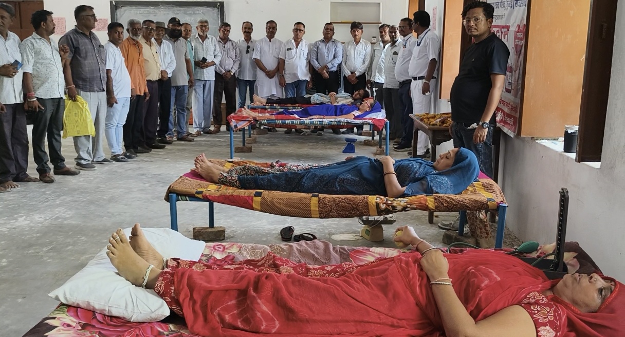 सेवाड़ी में सेवा भारती की प्रेरणा से 5 महिलाओं सहित 57 रक्तदाताओं ने किया रक्तदान