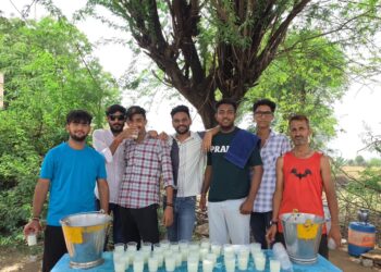 भन्दर ग्राम में स्कूली छात्रों की अनूठी पहल, भीषण गर्मी में राहगीरों को पिला रहे शीतल पेय