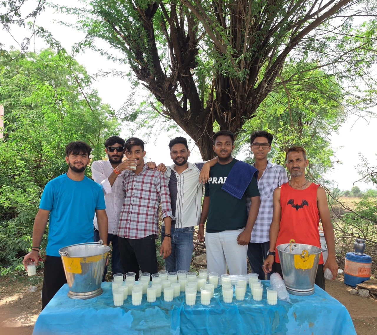 भन्दर ग्राम में स्कूली छात्रों की अनूठी पहल, भीषण गर्मी में राहगीरों को पिला रहे शीतल पेय