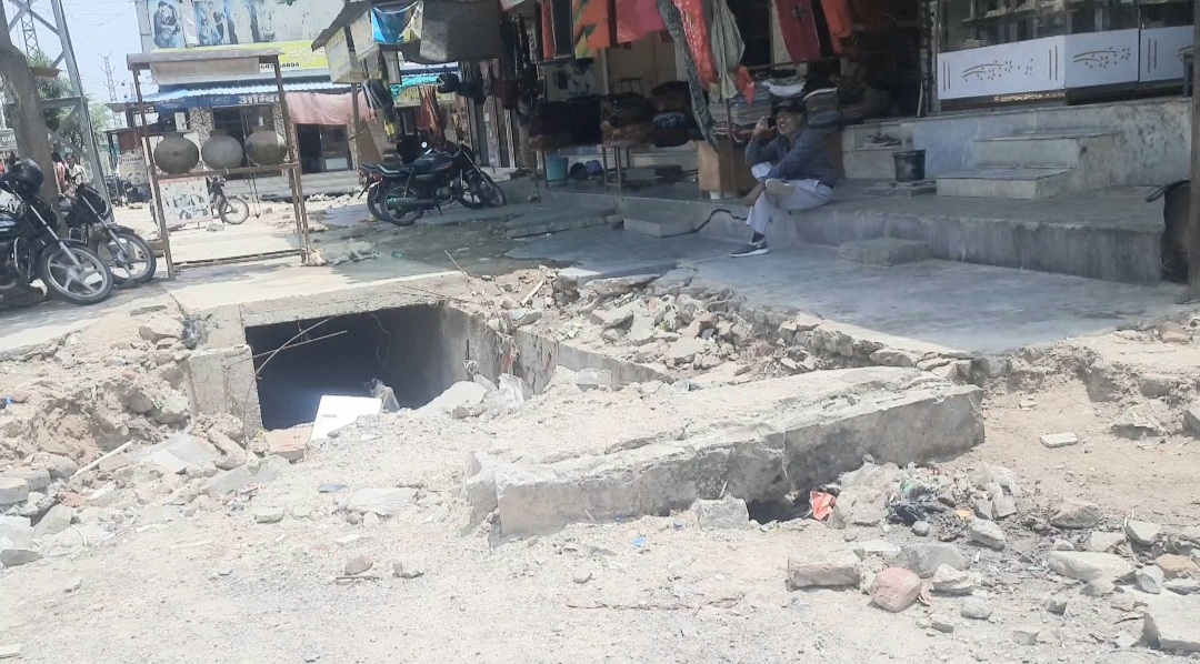 तखतगढ-नाला निर्माण में कई खामियां जगह-जगह अधूरे पड़े नाले आमजन के लिए खडी कर रहे आफत,कई जगह व्यापारी झेल रहे परेशानी मानसून से पहले अधुरे नाले निर्माण की मांग