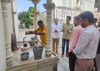 सुमेरपुर-नगर पालिका कार्मिकों एवं भाजपा कार्यकर्ताओं ने शिव मंदिर में की पूजा अर्चना