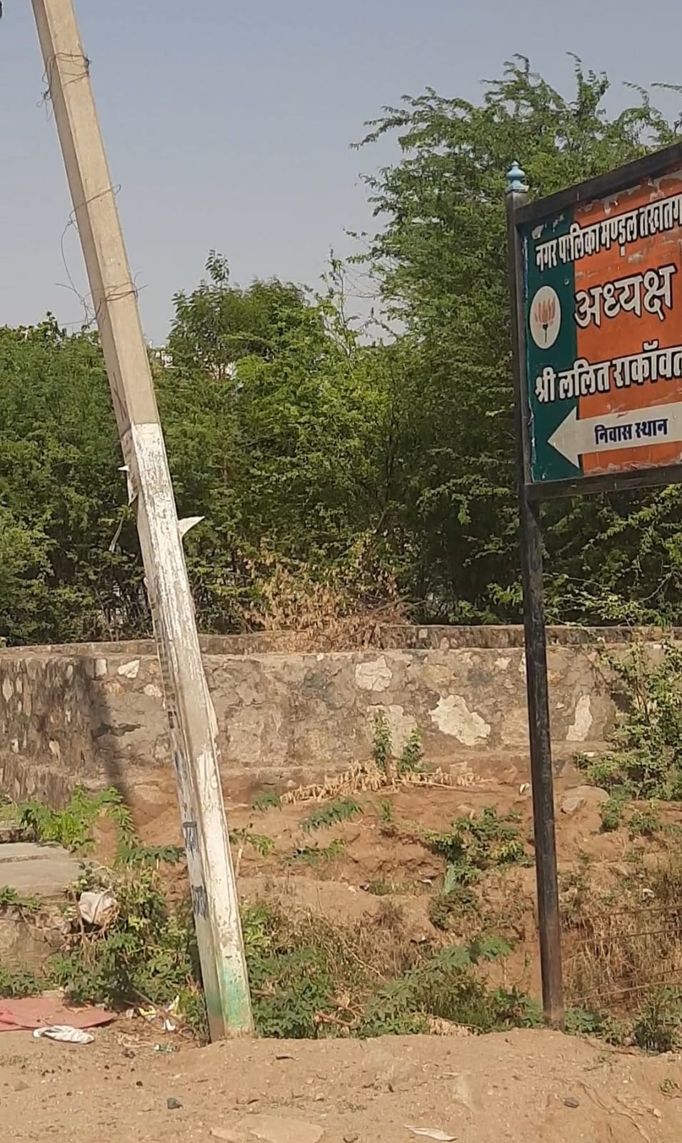 तखतगढ-विधुत विभाग और पीएचडी विभाग की घोर लापरवाही से अधुरे नालो से आमजन परेशानी झेलने को मजबूर