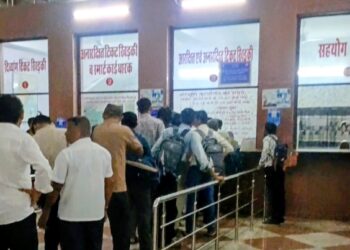 रानी रेलवे स्टेशन पर तत्काल टिकट बुकिंग अव्यवस्था से यात्री परेशान,घटती आय से रानी विकास संघ परेशान