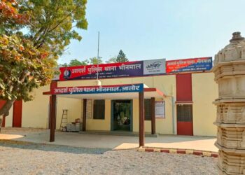 चलती ट्रेन से पर्स चुराने वाला गिरफ्तार: 8.58 लाख रुपए का माल बरामद, झपटकर ले गया था बदमाश