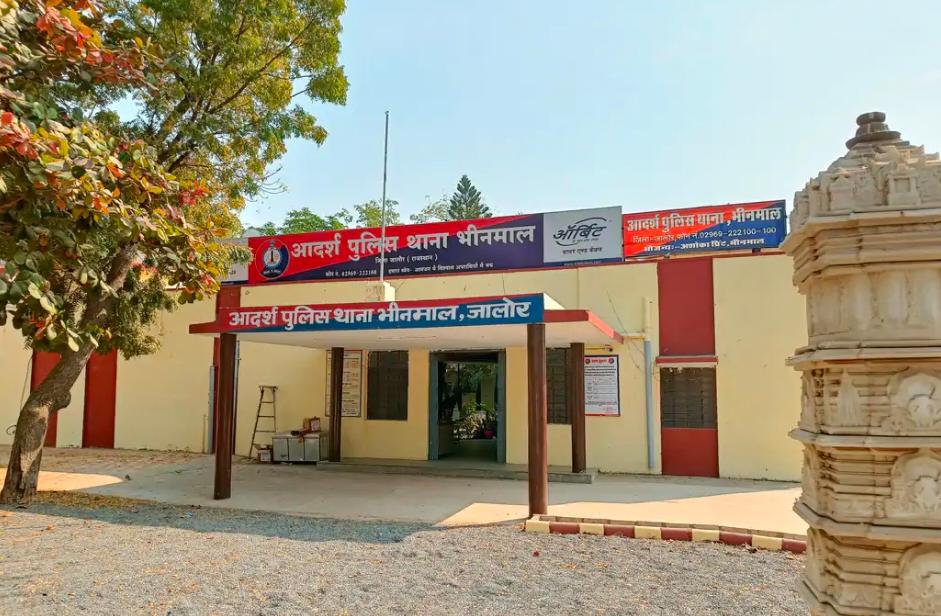 चलती ट्रेन से पर्स चुराने वाला गिरफ्तार: 8.58 लाख रुपए का माल बरामद, झपटकर ले गया था बदमाश