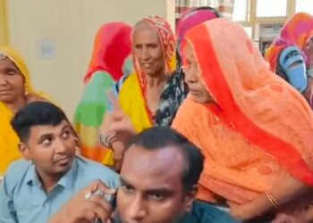 कम वोल्टेज से परेशान ग्रामीणों का फूटा आक्रोशः डिस्कॉम कार्यालय का किया घेराव, आंदोलन तेज करने की चेतावनी