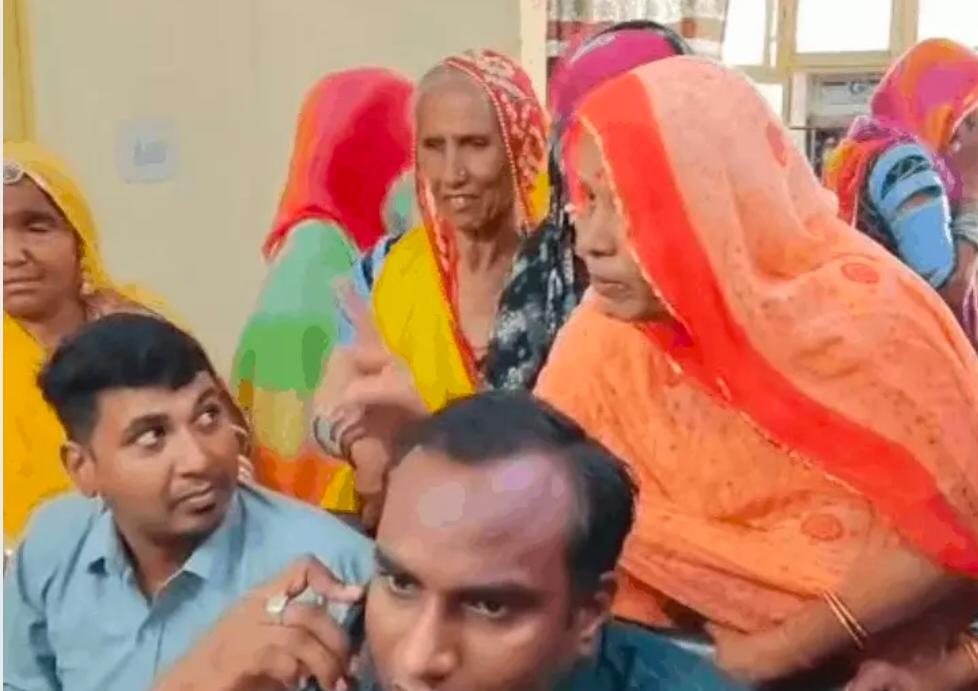 कम वोल्टेज से परेशान ग्रामीणों का फूटा आक्रोशः डिस्कॉम कार्यालय का किया घेराव, आंदोलन तेज करने की चेतावनी