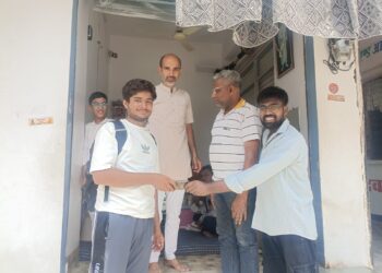 रानी स्टेशन पर पटरियो बीच मिला खोया मोबाइल, पीयुष अग्रवाल ने लौटाकर पेश की ईमानदारी की मिसाल