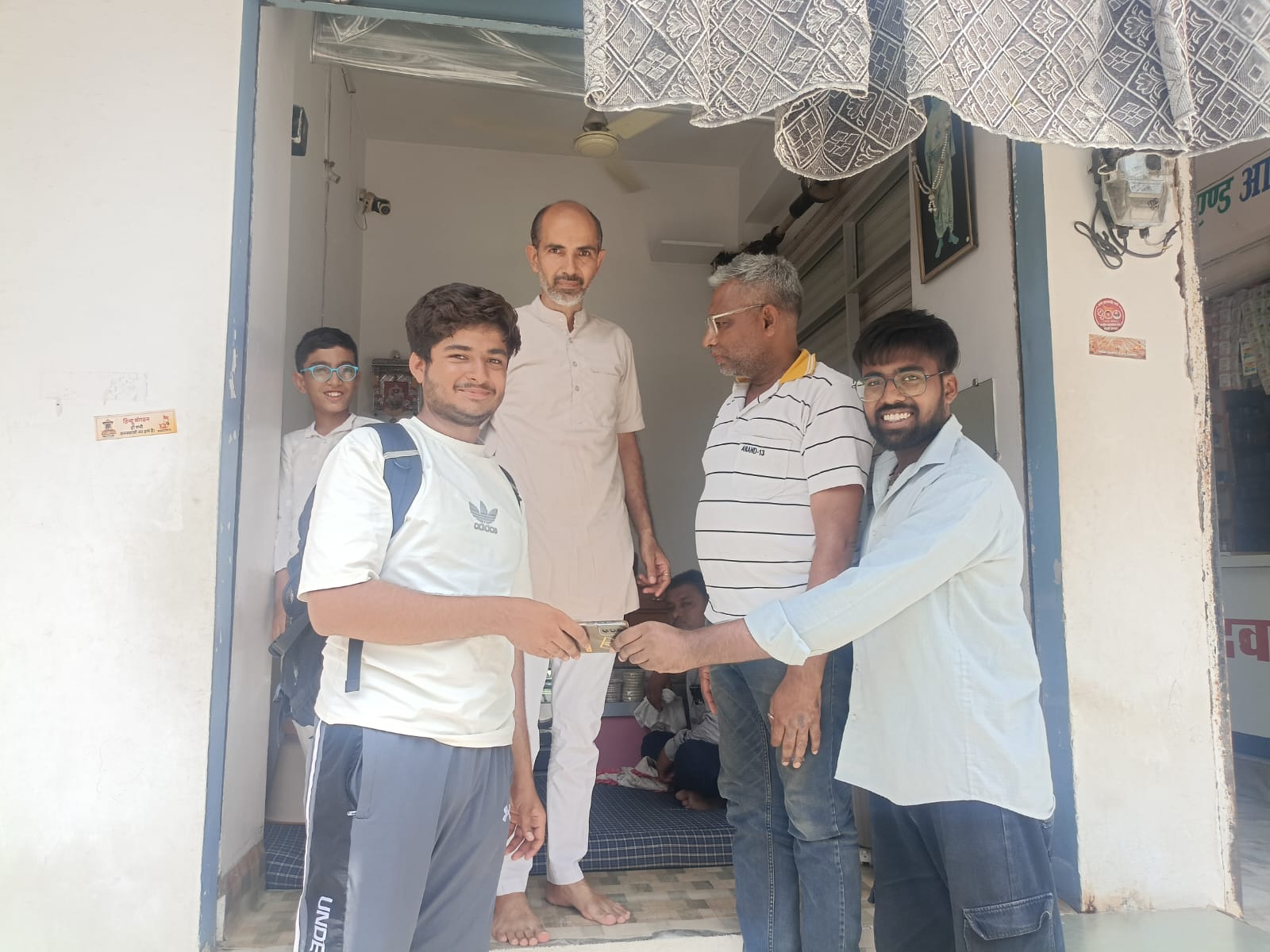 रानी स्टेशन पर पटरियो बीच मिला खोया मोबाइल, पीयुष अग्रवाल ने लौटाकर पेश की ईमानदारी की मिसाल