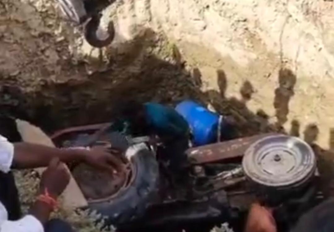 पाली-कुएं में गिरा ट्रैक्टर, ड्राइवर ने कूद कर बचाई जान: क्रेन से खींचकर बाहर निकाला, पानी भरने के दौरान हुआ हादसा