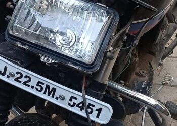 रानी-आवारा कुत्तों ने किया हमला, बाइक सवार हुआ घायल, मेन बाजार की घटना