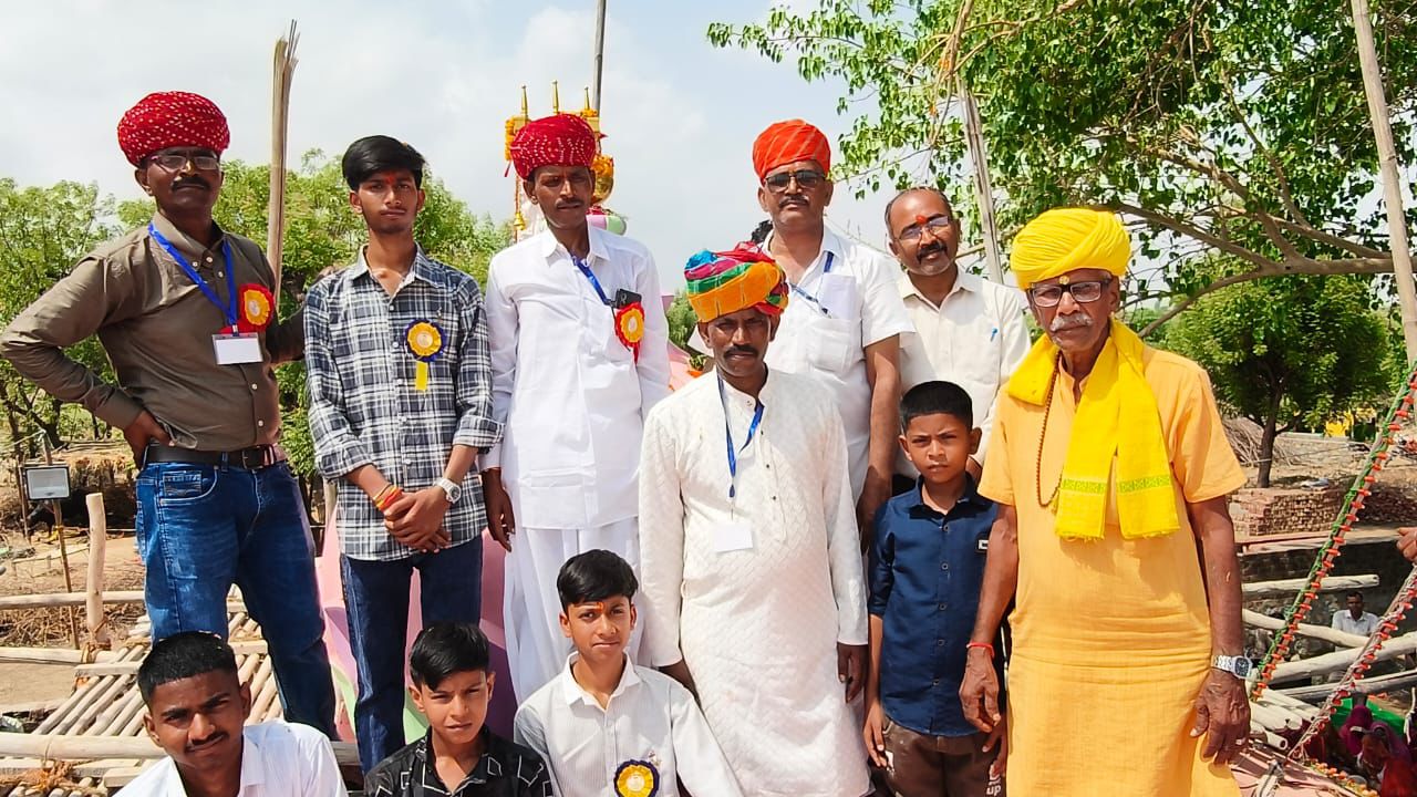 सुमेरपुर-नेहरू नगर में बाबा रामदेव मंदिर जीर्णाेद्धार प्राण-प्रतिष्ठा महोत्सव धूमधाम से सम्पन्न, मंदिर शिखर पर इंडा व ध्वजा चढ़ाई