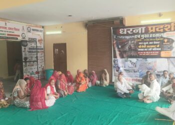 तखतगढ-नल सूखे, तार बेकार बीजेपी सरकार में जनता कर रही त्राहिमाम,दुसरे दिन फिर समथॅको के साथ धरना प्रदर्शन एवं भुख हडताल पर बैठे निर्दलीय पार्षद