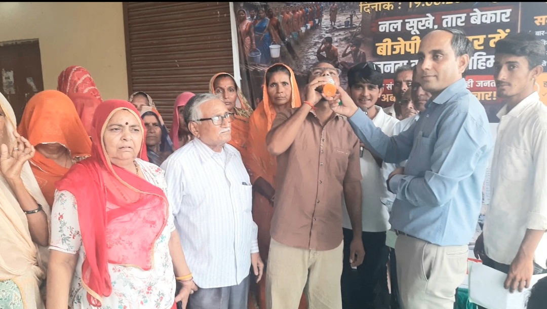 तखतगढ-प्रशासन ने सुनी आवाज, नायब तहसीलदार पहुचे धरना स्थल तो सुनाई खरी-खोटी,सौपा ज्ञापन एक सप्ताह मे समस्याओ के समाधान के आश्वासन के बाद ज्यूस पिलाकर धरना समाप्त