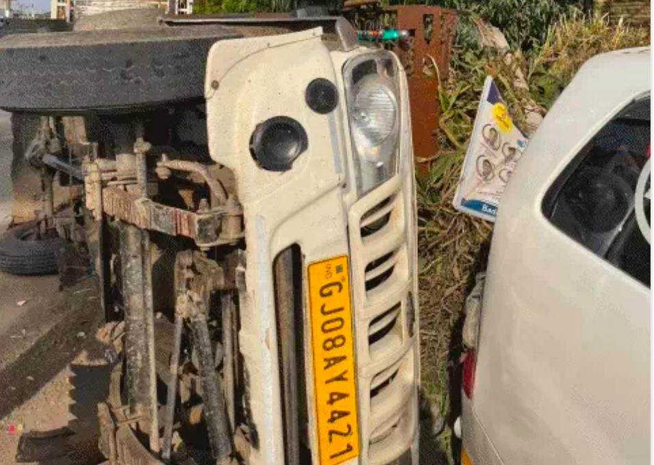 रानीवाड़ा में चारे से भरी पिकअप पलटी: बिजली के पोल और एंबुलेंस को मारी टक्कर, बाल-बाल बचा ड्राइवर