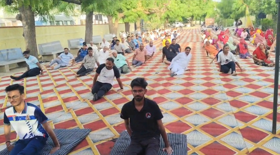 तखतगढ़ में अंतर्राष्ट्रीय योग दिवस पर सामूहिक योगाभ्यास, योग व स्वच्छता की दिलाई शपथ