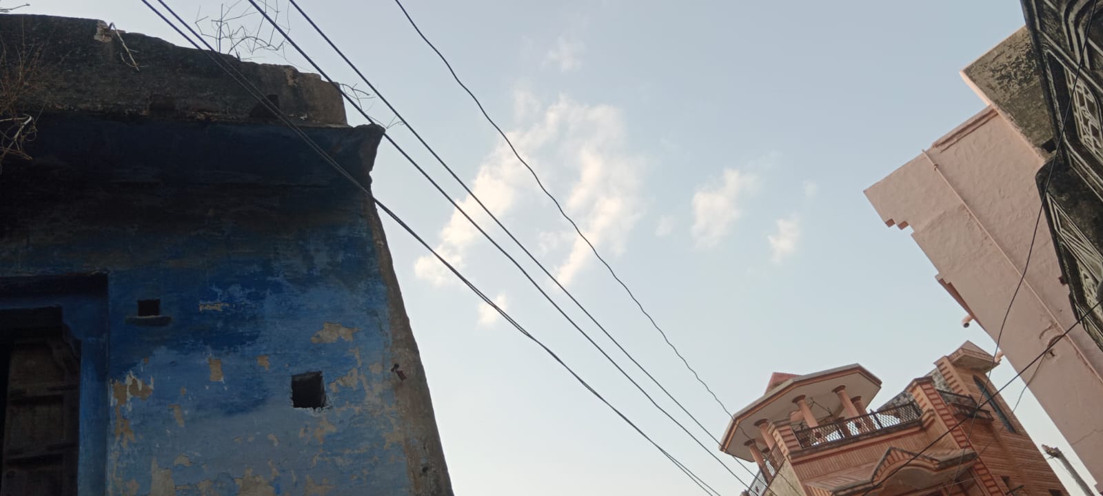 नाडोल मेन बाजार स्थित अम्बे माता मंदिर चौराहे पर तीन दिन से रोड लाईटे बन्द