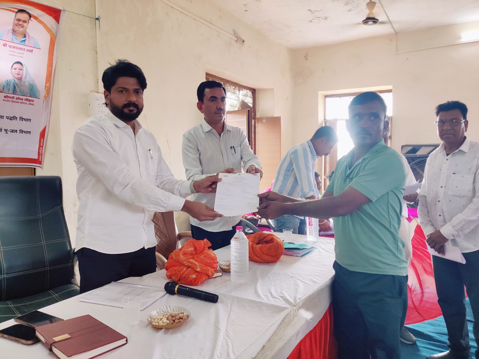रायरा कला ग्रामीण सेवा शिविर का उपखंड अधिकारी ने किया निरीक्षण, लाभार्थियों को वितरित किए प्रमाण पत्र