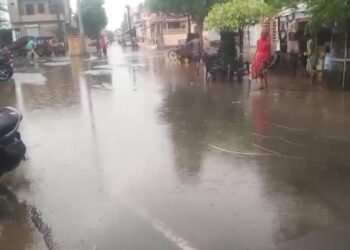 तखतगढ-27 दिन बाद आखिर बदला मौसम,रिमझिम बरसात चला दौर,आमजन को भीषण गमीॅ से मिली राहत,किसानो के चेहरो पर आई मुस्कान,लेकिन अच्छी बरसात का इन्तजार