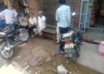 रानी प्रताप बाजार में पानी की लाइन लीकेज से व्यापारी परेशान