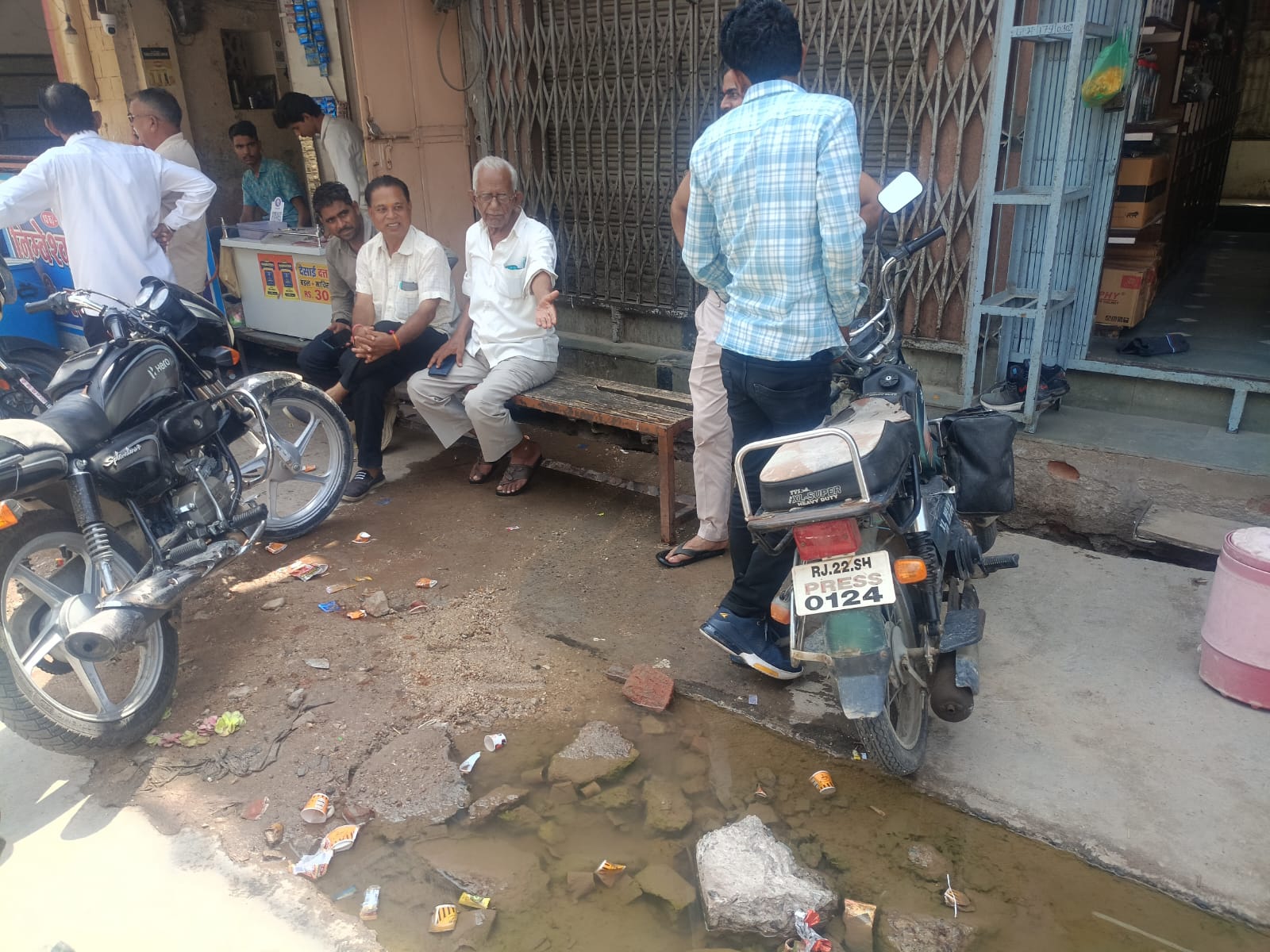 रानी प्रताप बाजार में पानी की लाइन लीकेज से व्यापारी परेशान