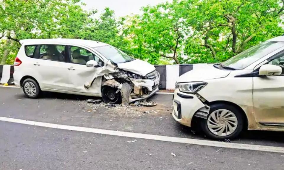 माउंट आबू ओवरटेक के दौरान 2 कारों की आमने-सामने भिड़ंत, 2 घायल