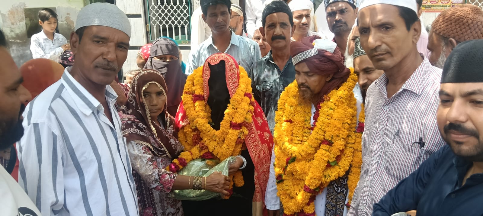 तखतगढ़ के मौलाना 15 – 20 दिन की यात्रा पर विदाई समारोह में कई ग्रामीण शामिल ,मौलाना मोहम्मद उवैस रजाईन की जोजा के साथ