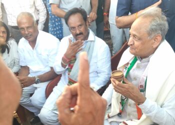 दुजाना-पूर्व मुख्यमंत्री गेहलोत ने दुजाना मे मिट्टी के कुल्लड़ में चाय की चुस्की लेते नजर आए