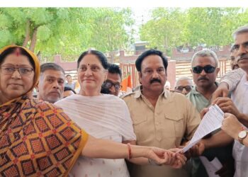 नीट पेपर लीक व महंगाई के विरोध में रानी कांग्रेस ने राष्ट्रपति के नाम सौंपा ज्ञापन,मटके फोड कर जताया विरोध