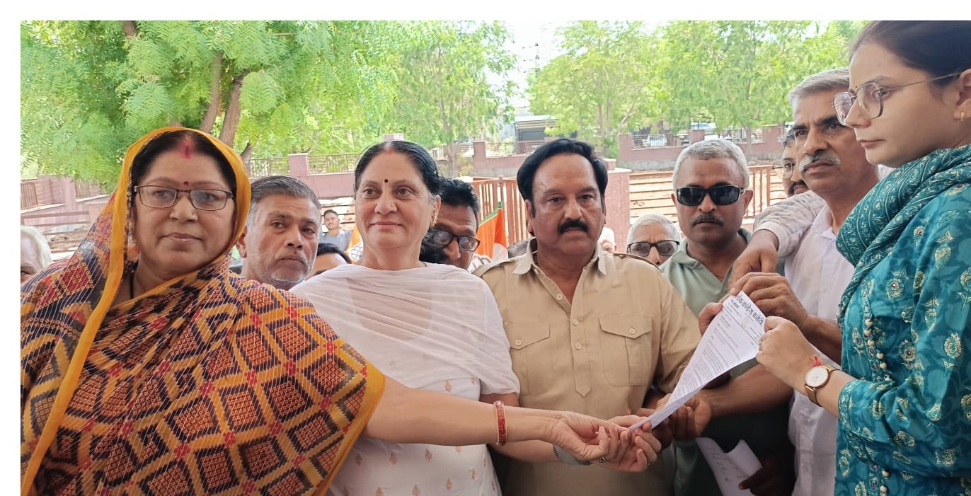 नीट पेपर लीक व महंगाई के विरोध में रानी कांग्रेस ने राष्ट्रपति के नाम सौंपा ज्ञापन,मटके फोड कर जताया विरोध