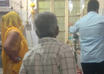 सिरोही- गलती से फिनाइल पीया: उल्टियां होने पर किशोरी को अस्पताल लेकर पहुंचे परिजन, इलाज जारी
