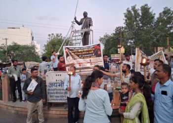पाली में नर्सेज संयुक्त संघर्ष समिति के आव्हान पर विशाल मशाल जुलूस का आयोजन