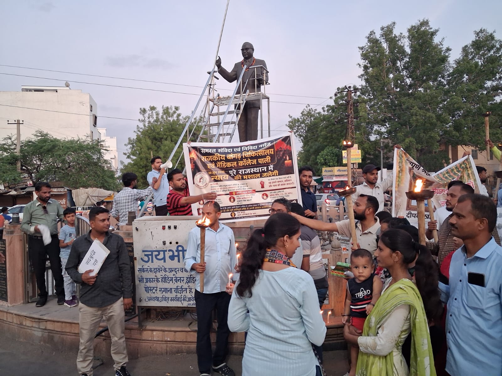पाली में नर्सेज संयुक्त संघर्ष समिति के आव्हान पर विशाल मशाल जुलूस का आयोजन