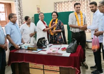 तखतगढ-राष्ट्रीय चिकित्सक दिवस पर तखतगढ़ सीएचसी में चिकित्सकों का सम्मान, मरीजों को बांटे फल, स्वास्थ्य जागरूकता का दिया संदेश