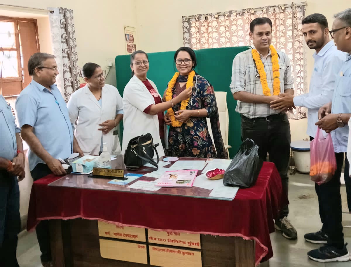 तखतगढ-राष्ट्रीय चिकित्सक दिवस पर तखतगढ़ सीएचसी में चिकित्सकों का सम्मान, मरीजों को बांटे फल, स्वास्थ्य जागरूकता का दिया संदेश