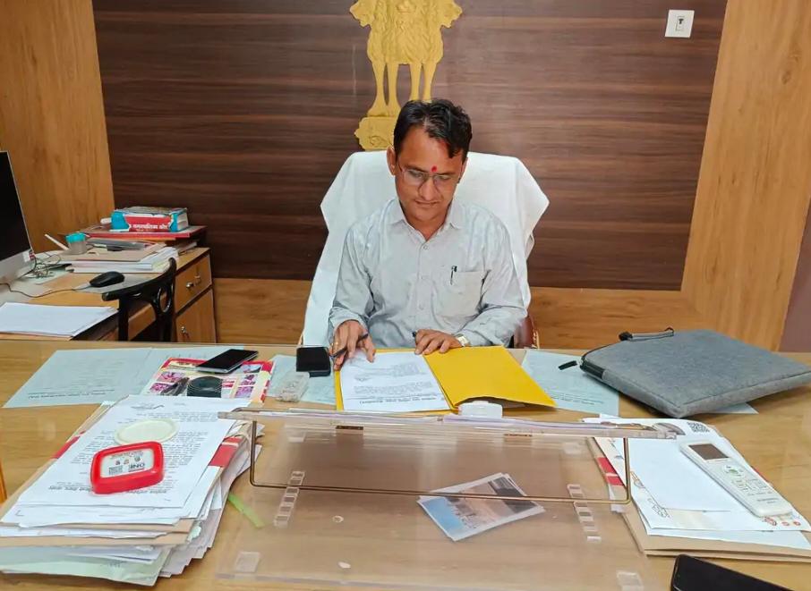 राकेश कुमार दवे ने संभाला कार्यवाहक ईओ का पदभारः तेजराज भंडारी को सेवानिवृति से पहले किया गया था एपीओ, देर शाम जारी हुए थे आदेश